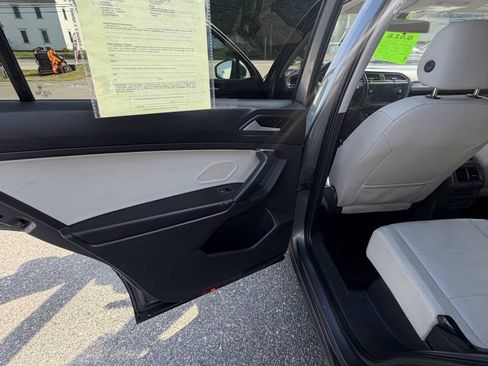 Used 2019 Volkswagen Tiguan SE w/ 3rd Row Seat Package AWD/4WD image 16