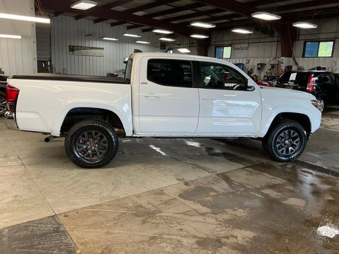 Used 2020 Toyota Tacoma SR5 AWD/4WD image 6