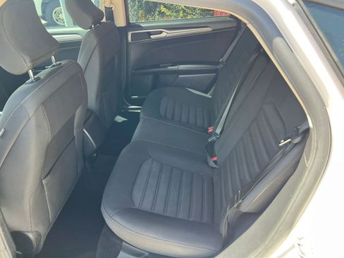 Used 2017 Ford Fusion SE FWD image 9