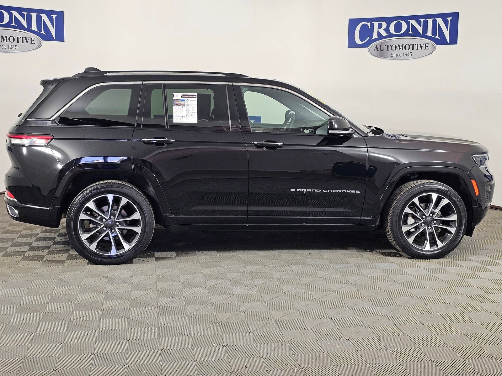 Used 2023 Jeep Grand Cherokee Overland w/ Luxury Tech Group IV AWD/4WD image 37