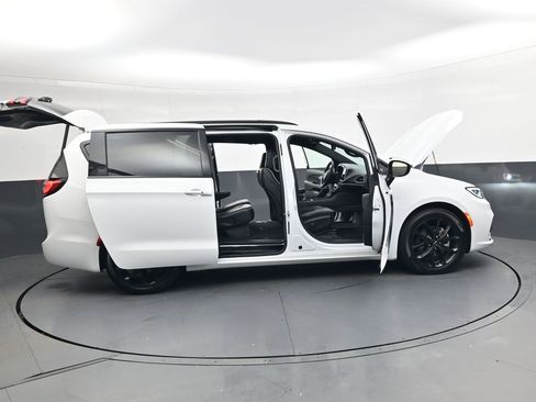 Used 2025 Chrysler Pacifica Limited image 44