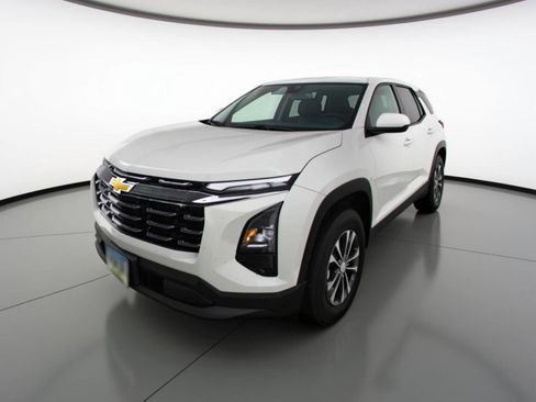 Used 2025 Chevrolet Equinox LT image 3