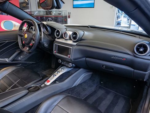 Used 2016 Ferrari California T RWD image 17