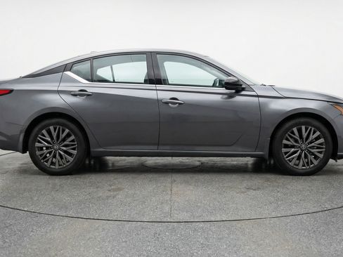 Used 2025 Nissan Altima 2.5 SV FWD image 11