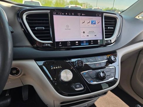 Used 2023 Chrysler Pacifica Touring-L FWD image 22