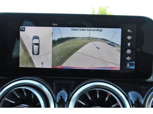 Used 2022 Mercedes-Benz GLB 250 w/ Premium Package Lite image 27