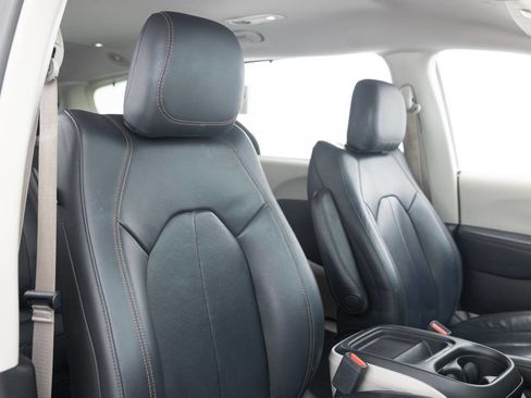 Used 2018 Chrysler Pacifica Touring-L w/ Tire & Wheel Group image 28