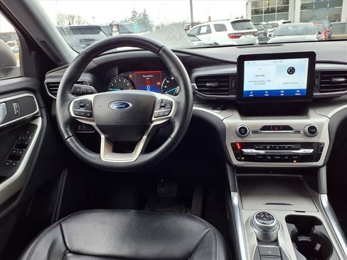 Used 2022 Ford Explorer XLT w/ Equipment Group 202A image 5