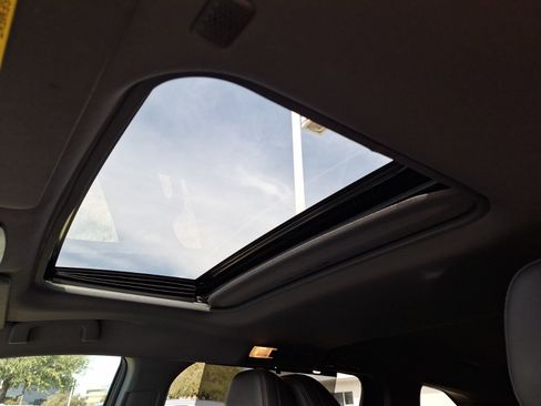 Used 2024 Toyota Sienna XLE Woodland Edition image 31