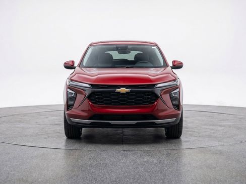 Used 2025 Chevrolet Trax LT FWD image 2