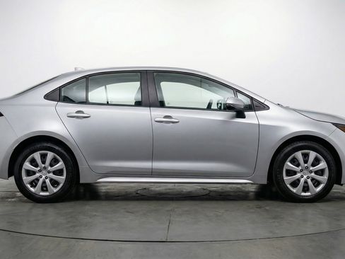 Used 2025 Toyota Corolla LE image 11