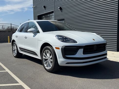 Certified 2025 Porsche Macan image 9