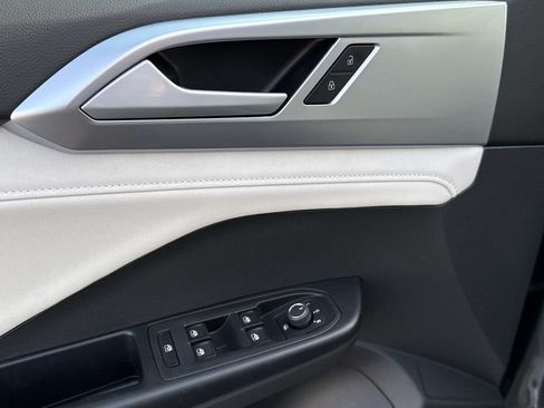 Used 2025 Volkswagen Taos SE w/ Panoramic Sunroof Package FWD image 18