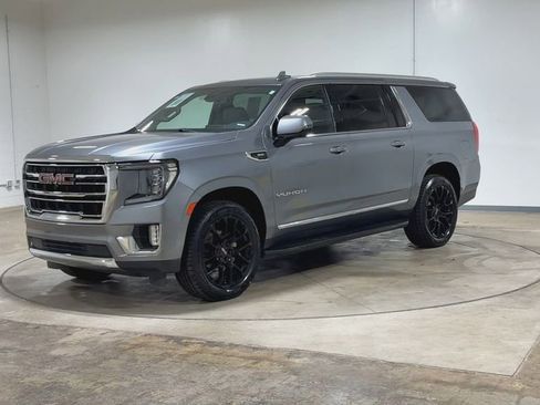 Used 2022 GMC Yukon XL SLT w/ SLT Luxury Package image 4