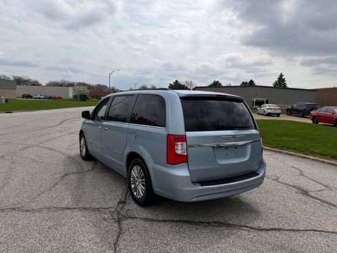 Used 2013 Chrysler Town & Country Touring-L w/ Driver Convenience Group image 3