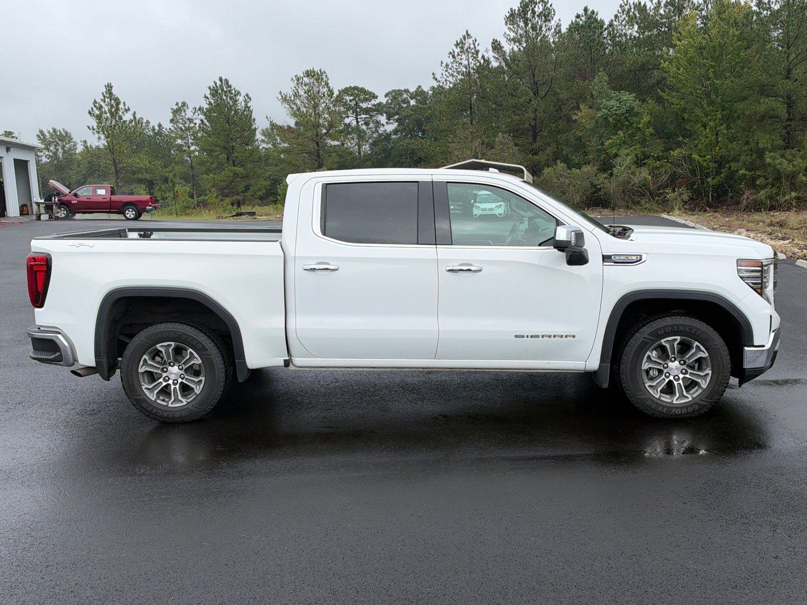 Used 2025 GMC Sierra 1500 SLT AWD/4WD image 4