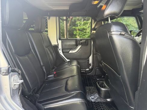 Used 2017 Jeep Wrangler Unlimited Rubicon AWD/4WD image 32