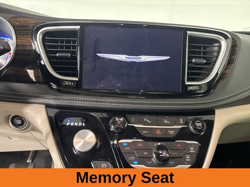 Used 2024 Chrysler Pacifica Limited FWD image 20