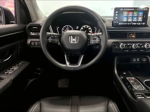 Used 2025 Honda Pilot Touring image 12