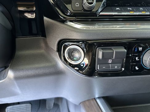 Used 2024 Chevrolet Silverado 1500 High Country w/ High Country Premium Package AWD/4WD image 17