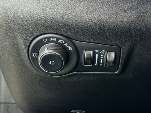 Used 2023 Jeep Compass Limited image 11