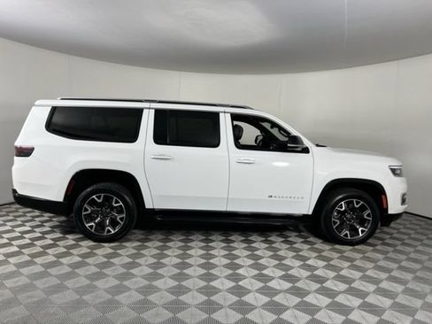 Used 2023 Jeep Wagoneer L Series III w/ Preferred Equipment Group AWD/4WD image 5