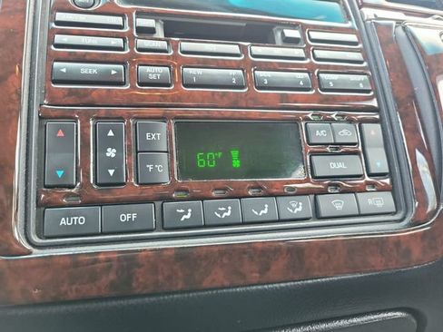 Used 2004 Lincoln Town Car Signature RWD image 27