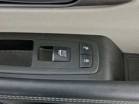 Used 2023 Chrysler Pacifica Touring-L FWD image 29