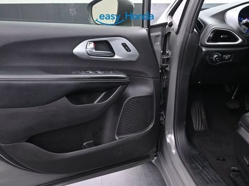 Used 2021 Chrysler Pacifica Touring-L w/ Uconnect Theater Family Group FWD image 17