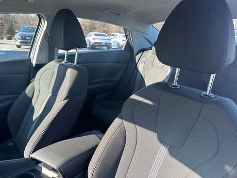 Used 2025 Hyundai Elantra SE image 29