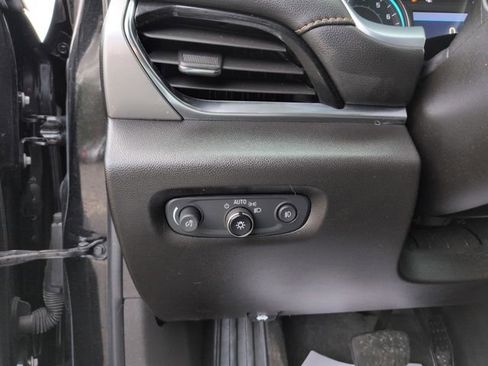 Used 2021 Chevrolet Traverse LT FWD image 30