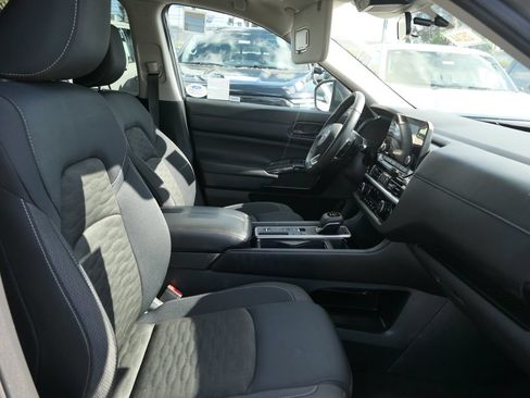 Used 2025 Nissan Pathfinder SV FWD image 28