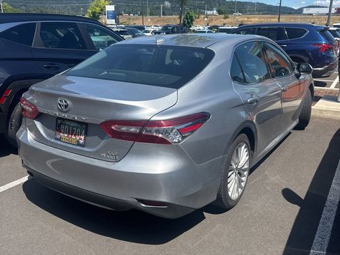 Used 2019 Toyota Camry XLE w/ Sunroof Package FWD image 3