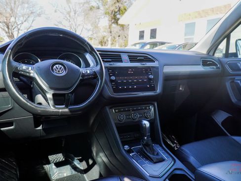 Used 2018 Volkswagen Tiguan SE w/ Panoramic Sunroof Package image 15
