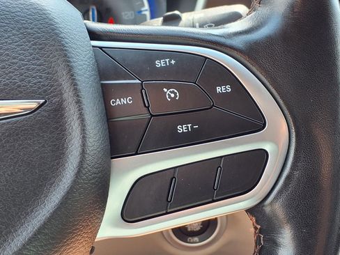 Used 2019 Chrysler Pacifica Touring-L FWD image 28