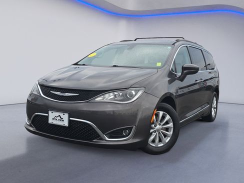 Used 2017 Chrysler Pacifica Touring-L image 2