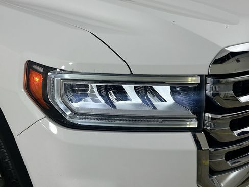 Used 2021 GMC Acadia SLE w/ Driver Convenience Package FWD image 9