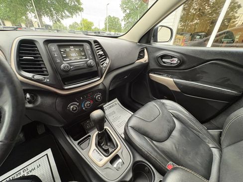 Used 2017 Jeep Cherokee Sport FWD image 44