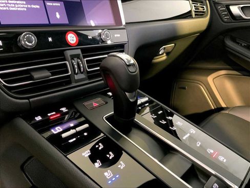 Certified 2026 Porsche Macan image 17