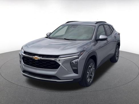 Used 2025 Chevrolet Trax LT FWD image 6
