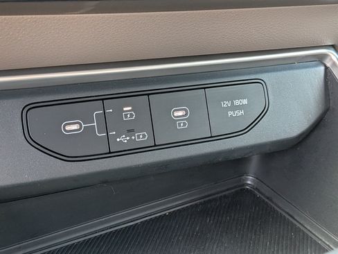 Used 2025 Kia Carnival FWD image 34