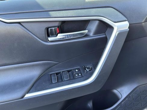 Used 2021 Toyota RAV4 XLE Premium image 12