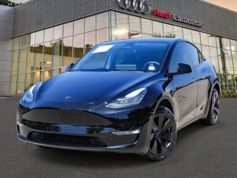 Used 2023 Tesla Model Y Long Range AWD/4WD image 1