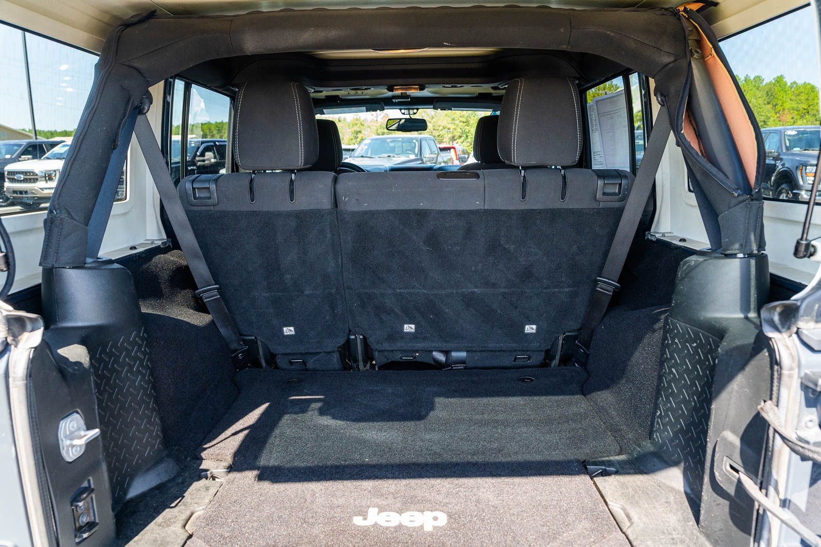 Used 2017 Jeep Wrangler Unlimited Sahara AWD/4WD image 16