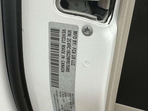 Used 2021 Chrysler Pacifica Touring-L FWD image 32