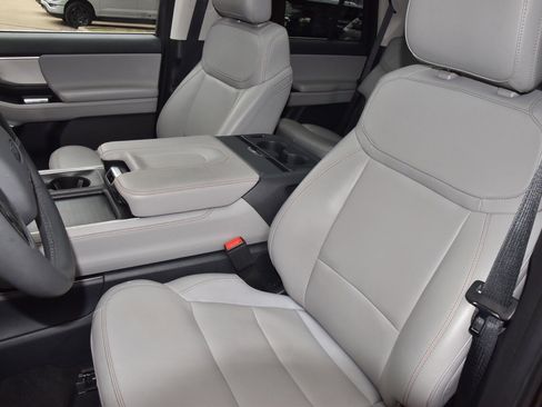 Certified 2025 Ford Expedition Active image 34