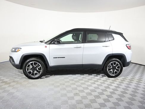 Used 2024 Jeep Compass Trailhawk AWD/4WD image 2