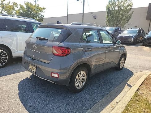 Used 2020 Hyundai Venue SEL FWD image 3