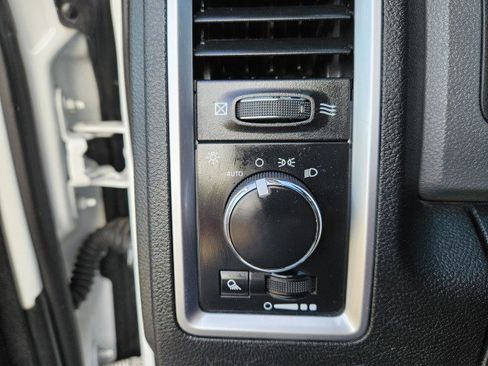 Used 2016 RAM 1500 Classic SLT w/ Luxury Group image 15