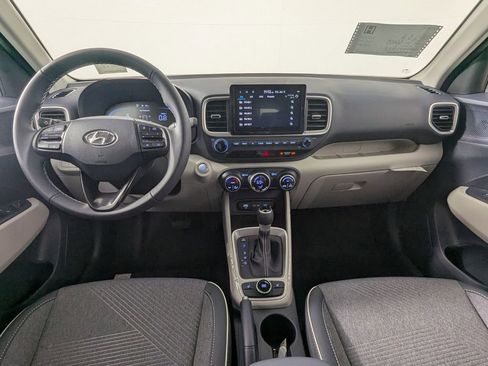 Certified 2025 Hyundai Venue Limited FWD image 17